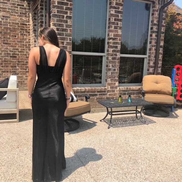 Formal black‎ dress with leg slit - Picture 1 of 3